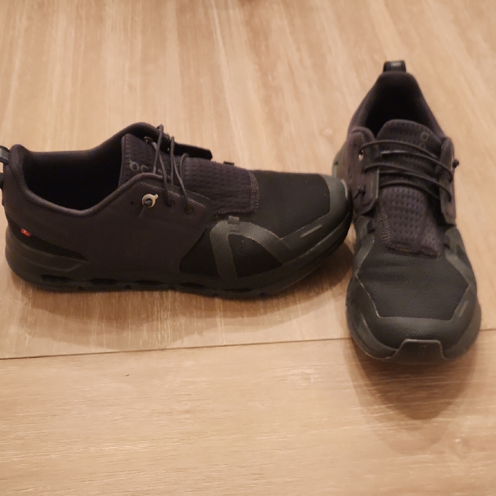 On Cloud Kids Size 6.5 Equivalent Womens 8